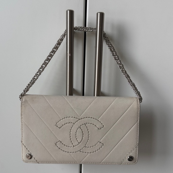 CHANEL Ivory Chevron Leather Wallet - Picture 15 of 16